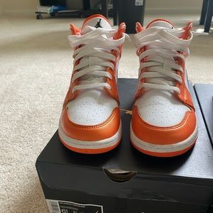 Jordan 1 Mid Orange